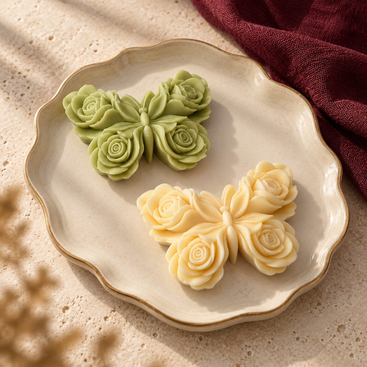 Illustratie van ivoorkleurige en groene geurwas in de vorm van een vlinder met rozen op een keramisch schaaltje